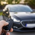 Dugo držanje dugmeta na ključu automobila otkriva skrivenu funkciju za koju mnogi vozači ne znaju - a može da olakša vožnju po…