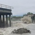 Snimljen trenutak rušenja mosta: Zastrašujući prizor na Zapadnoj Moravi, nove padavine i bujice prave haos (foto, video)