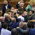 Tuča u parlamentu: nemački mediji o incidentu u Prištini
