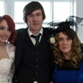 Čovek čije je venčanje obeležila haljina koja je „zapalila internet“, optužen je za pokušaj ubistva supruge FOTO