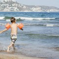 Užas u Grčkoj: Trogodišnji dečak se zamalo udavio na Halkidikiju, u moru pronađen bez svesti: Njegov otac uhapšen
