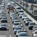 U Srbiji kažnjene hiljade vozača zbog mobilnih telefona, a stotine pešaka zbog slušalica u oba uha