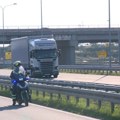 Незгода на ауто-путу код Београда: Аутомобилом пробио заштитну ограду и преврнуо се