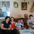 Porodica Minić sa petoro dece živi u nehumanim uslovima: Vredni Dragoljub (12) radi sve što treba, a mašta da ima sobu…