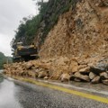 Oprez! Odron u kanjonu Morače: Ogromno kamenje na putu, vozači sami čistili svoju traku kako bi prošli