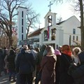 FOTO: Brojni vernici čekaju da se poklone ikoni "Umekšanje zlih srca" u Petrovaradinu