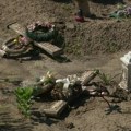 Srbi na Zadušnice na groblju u južnoj Kosovskoj Mitrovici, groblje u sve gorem stanju