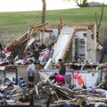 Tornado ruši sve pred sobom! Uznemirujući snimci iz Amerike, stotine kuća sravnjeno sa zemljom, ima i mrtvih, a najgore tek…