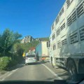 Kolaps na granici s Crnom Gorom Kilometarska kolona teretnjaka, vozači putničkih automobila moraju da ih zaobilaze i voze…