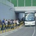 VIDEO Autobus udario u nadvožnjak kod Novog Sada: Staklo rasuto po kolovozu