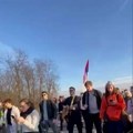 „Pesma se ori, mladi radnici…“: Studenti se uz pesmu Idola približavaju Staroj Pazovi (VIDEO)