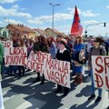 Majka Marije Vasić moli ćerku da prekine štrajk, ispred suda su i njeni đaci, a podršku uputili predstavnici Jevrejske…
