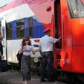 Od vrućine se iskrivile šine na pruzi Beograd - Bar! Kvar poznat kao "sunčana krivina" Nakon skoro dva sata čekanja putnici…