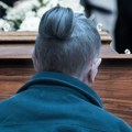 Bizaran običaj u Kini: Sin kupio živoj majci sanduk, nosili je kroz selo u njemu, svirao i orkestar