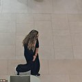 Paparaco! Princ od Vranje zalutao u tržnom centru! Predstavnik Srbije na Evroviziji šeta sam po holu i traži nekog (foto)