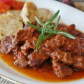 Svinjski gulaš iz detinjstva: Recept koji miriše na večeru kod bake