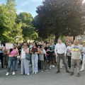 Počeo hitan protest ispred Skupštine
