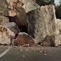 Odvalila se stena, odron napravio haos! Obustavljen saobraćaj između Budve i Cetinja (video)