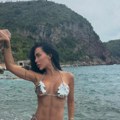 (Foto) trbušnjaci na telu ćerke našeg folkera: Rodila dete, a izgleda kao da ju je Mikelanđelo isklesao: Pozirala u kupaćem…