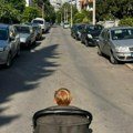 Šetnja između parkiranih automobila: Stanovnici Banovog brda žale se na vozila koja im blokiraju trotoar pa moraju da izlaze…