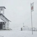 Slika dana i prizor kao iz bajke: Mala crkva na padinama Suvobora dočekala svoj prvi sneg, ovo je priča o njoj