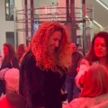 Бивша жена банета мојићевића стигла на његов први концерт! Поздравила са певачевим родитељима, па заблистала пред камерама…