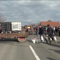 Proizvođači mleka i danas blokirali Ibarsku magistralu, Glamočić za sutra najavio veliki sastanak sa poljoprivrednicima
