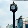 "Uvek će pokazivati tačno vreme" Postavljen novi sat na kružnom toku na Trgu republike u Beogradu (foto, video)