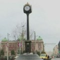 "Uvek će pokazivati tačno vreme" Postavljen novi sat na kružnom toku na Trgu republike u Beogradu