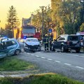 (Foto) Pet automobila slupano Teška saobraćajka u Zmajevu: Delovi rasuti svuda po putu, na terenu sve hitne službe