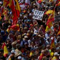 (Foto) Hiljade ljudi na protestu u Madridu: Demonstranti traže prevremene izbore i ostavku premijera