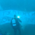 Studenti pobeđuju svuda - poruka na dnu mora, na vozu (video)