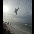 (Video) "Plavi anđeli" izazvali haos na plaži: Vojni avioni leteli na par metara od ljudi, oduvali ležaljke i suncobrane: "Ovo…