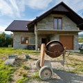 Želite brže i jeftinije da uradite izolaciju? Samo 2,5 centimetra ovog materijala greje kuću bolje nego metar cigle