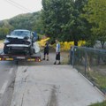 Vozač "mercedesa" umalo uleteo u dvorište, zaustavilo ga drvo: Za dlaku izbegnuta tragedija u Lazarevom selu