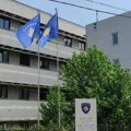 Priština ne prestaje sa provokacijama: Kurtijevi specijalci postavili dve zastave lažne države ispred opštinske zgrade u…