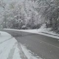 Problemi u Jablaničkom okrugu: Sneg ne prestaje, putevi blokirani, sela pod smetovima, odsečena i bez struje