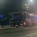 Prvi snimci zapaljenog autobusa: Detalji stravičnog požara na Voždovcu: Vatrgosci se bore s vatrom, ljudi u panici beže…