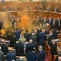 VIDEO Novi cirkus u Skupštini Albanije: Poslanik opozicije pokušao da zapali salu