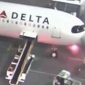 Užas na aerodromu! Zapalio se avion, uspaničeni putnici hodaju po krilu (video)