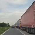 Снимак непрегледне колоне камиона код Шида: "Роба не сме да чека, камион треба да вози" (видео)