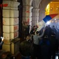 Haos na gradskim ulicama u Novom Sadu: Brutalno vandalizovanje Gradske kuće, poleteli suzavci i kamenice (video)