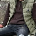 (Foto) nesvakidašnji slučaj u Zemunu: Sek*ualni predator sedi na trotoaru, komšije ga opkolile jer je napao ženu u autobusu
