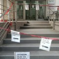 Nadstrešnica ograđena trakom: Dom zdravlja Stari grad čeka saglasnosti za saniranje krovne konstrukcije