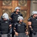 Kordon policije u opremi za razbijanje demonstracija postavljen ispred Vlade