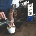 Zašto je kafa za poneti jeftinija od one u kafiću?