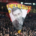 Brutalna provokacija Grobara, navijači Partizana stavili Krcuna na zastavu "Četnici sever"
