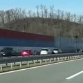 Užas na auto-putu "Miloš Veliki": Sudar kamiona i automobila, stvaraju se gužve (video)