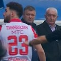 Fudbaler Zvezde pogođen sa tribina, pozvao sudiju, pa se okretao ka vatrenim navijačima