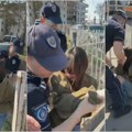 Dramatične scene u Loznici: Policajci guraju ćerku Zlatka Kokanovića i ne daju joj da ga vidi dok ga izvode iz marice VIDEO